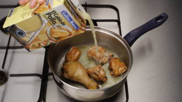 Fríe el pollo en aceite hasta que se dore. Cúbrelo con el caldo y cuece durante 15-20 min.