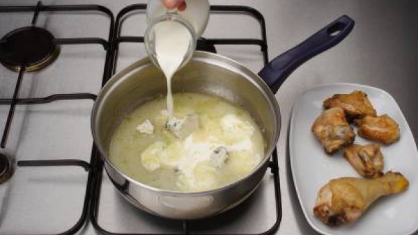 Mezcla el jugo resultante con el queso y la nata. Reduce a puré y cubre con ella el pollo. Espolvorea por encima las nueces y sirve.