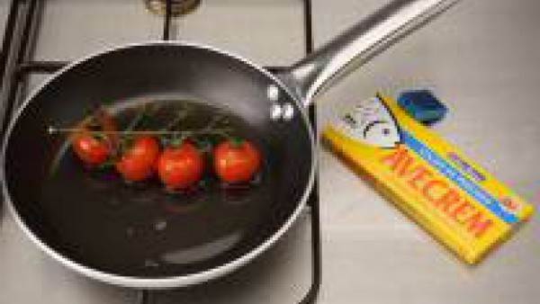 Lavar y secar los tomates.  Calentar la mitad del aceite en una sartén y añadirlos.  Agregar el azúcar y una cucharada de vinagre.  Salpimentar y rehogarlos durante 3-4 min., sin dejar de remover.