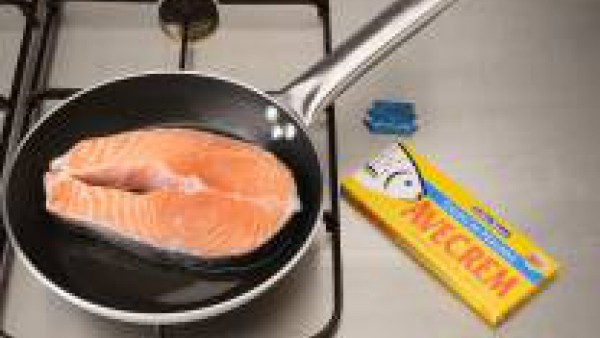 Lava las rodajas de salmón y secalos con papel de cocina. Sazónalo con una pastilla de  Avecrem Pescado -30% de sal desmenuzada. 