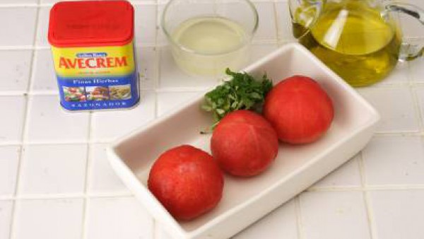 Mezcla el aceite con el azúcar. Pinta con él los tomates.  Espolvoréalos con una pizca de Avecrem, y hornéalos durante 15-20 minutos (según tamaño).
