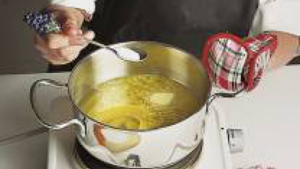 Calienta el aceite en un cazo y añade una cucharada de masa por cada buñuelo que quieras conseguir, fríelos a fuego lento.
