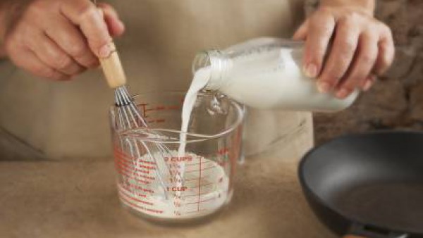 Liga una crema espesa, añadiendo la clara de huevo picada y un poco de leche (150 ml aproximadamente). Dejar cocer unos minutos y salpimienta.Montar la lasaña: prepara el sobre de Mi Salsa Bechamel si