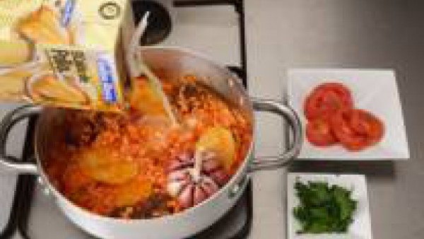 Vierte el caldo y coloca encima las rodajas de tomate y un poco de perejil picado. 