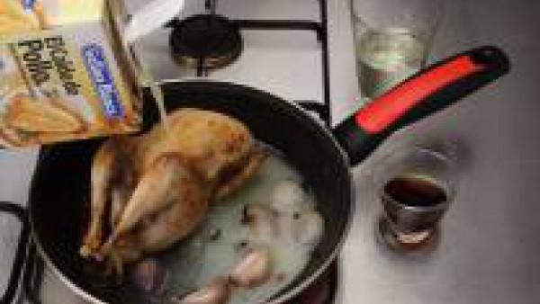 Añade el vino, el vinagre, el caldo y una pizca de clavo. Cuece a fuego lento durante 25 minutos.