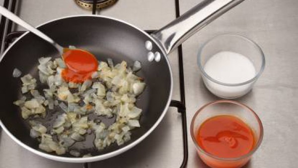 Rehoga el Tomate Frito Gallina Blanca en una sartén e incorpora el tomate natural, añade el azúcar y deja cocer hasta que espese.