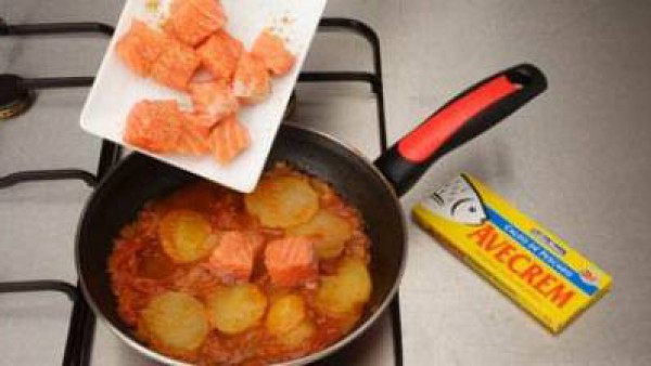 Incorpora el salmón a trozos, sazonado con Avecrem Dúo Salsa de Tomate, desmenuzado y deja cocer 5 minutos más. Sirve caliente.
