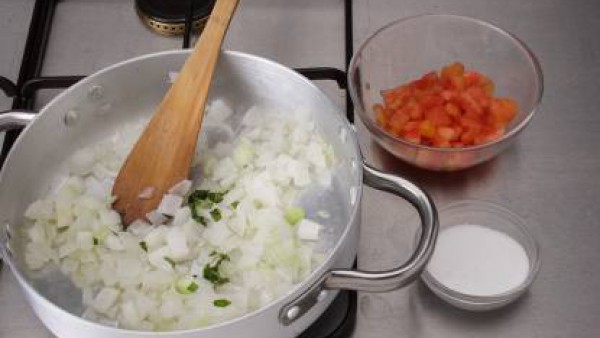 En una cazuela con aceite rehoga el sofrito de cebolla e incorpora el tomate natural troceado, añade una cucharada de azúcar y deja cocer unos 15 nim.