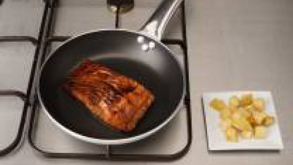 Calienta un poco de aceite en una sartén y fríe el pescado 4 minutos por lado. Sirve las supremas de salmón con la jalea de manzana y las manzanas fritas.