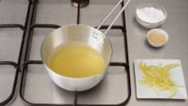 Pela los limones y desecha la parte blanca. Corta en juliana la piel de limón y escalda 2 min. en agua caliente. 