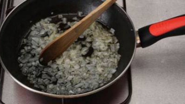 Rehoga el sofrito de cebolla en un poco de aceite e incorpora la crema de champiñones diluida en el caldo de verduras. Deja cocer unos 5 minutos para que espese.