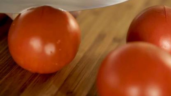 Pela los tomates, pártelos por la mitad y retira las semillas. A continuación,  trocea en dados pequeños ¼ parte y resérvala. Lava los fresones, retira las hojas, y añade los tomates y tritura la mezc