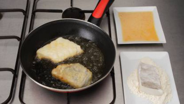 Fríe el pescado sazonado y enharinado ligeramente junto con las gambas y reserva. En el mismo aceite, incorpora las patatas a ruedas. Riega con el vino y dejar que evapore.