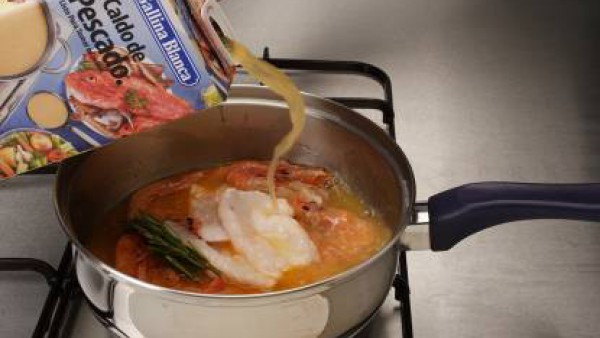 Añadir el Caldo Casero de Pescado 100% Natural y el Tomate Frito Gallina Blanca y deja cocer hasta que las patatas estén tiernas. Agrega el pescado y por último las gambas. Sirve caliente.