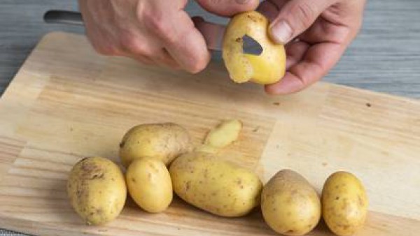 Pela y corta en paisana las patatas y la cebolla.