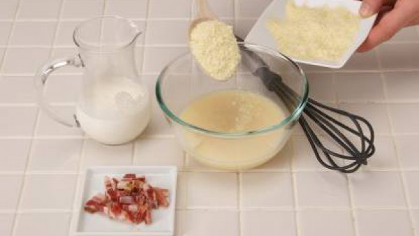 Cuando estén cocidos, añade la leche y el quesito, da un hervor de 5 minutos más y tritura con la batidora. Pon a punto de sal.