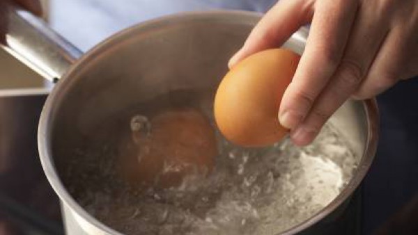 Corta el huevo previamente hervido y deshoja la endivia. Prepara el plato con todos los vegetales y la lámina de salmón.