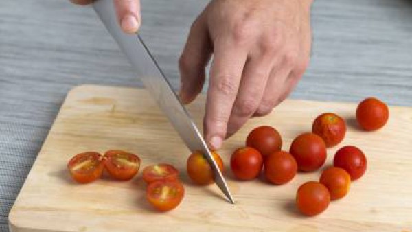 Lava la endivia, corta los tomates cherry y los canónigos. Hierve los espárragos con abundante agua durante 10 minutos y deja enfriar.