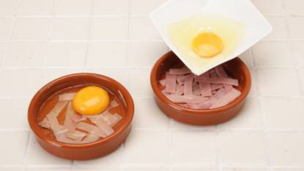 Primer paso huevo a la cazuela con jamon cocido