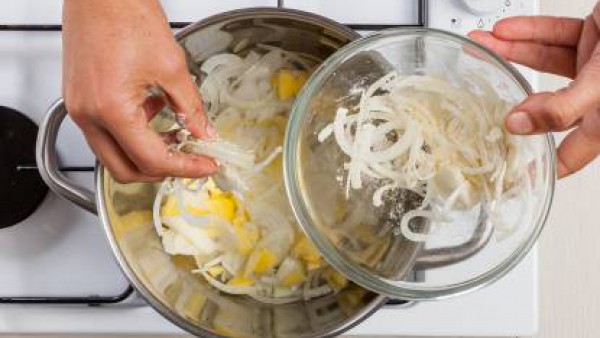 En una cazuela con un poco de aceite, rehoga la cebolla y un diente de ajo, todo ello previamente picado en brounoisse (cuadraditos pequeños).