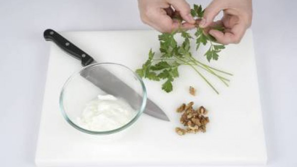 Para preparar la salsa de yogur, trocea el cebollino en tiritas pequeñas y mezcla con el yogur y el aceite de oliva hasta que quede una salsa cremosa