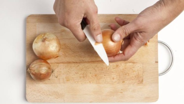 Pela y corta las cebollas en juliana y dejarlas sudar en una sartén con un chorro de aceite. A media cocción, añade el pescado limpio, cortado a rodajas y salpimentado.