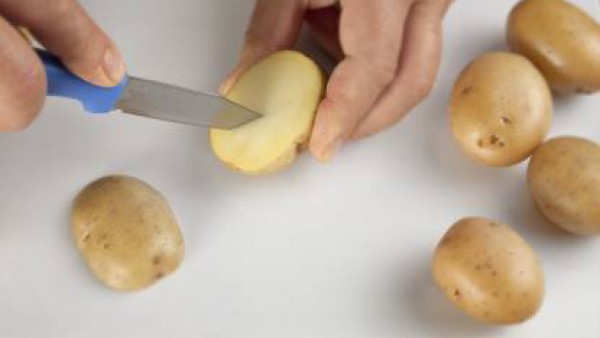 Pela las patatas y, con la ayuda la herramienta adecuada, extrae bolas de patata. Sino, córtala a cubos pequeños. Fríe las bolas o cubos en aceite hasta que queden tiernas por dentro y crujientes por 