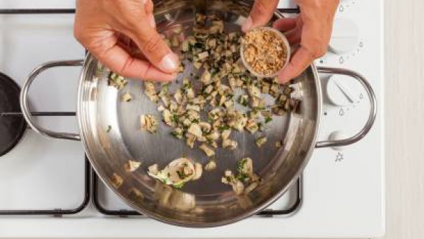 Saltea las setas limpias y troceadas en una sartén con un poco de aceite y añade el arroz. Da unas vueltas.