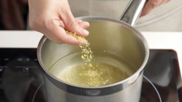 Hierve la pasta como se indica en el envase con una pastilla de Avecrem. Escurre la pasta, añade un poco de aceite de oliva y remueve bien.