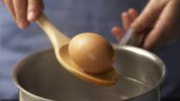 Cuece el huevo durante diez minutos en una cazuelita con agua hirviendo. Refréscalo bajo el chorro del grifo, pélalo y separa la clara de la yema. Pica ambas partes por separado.