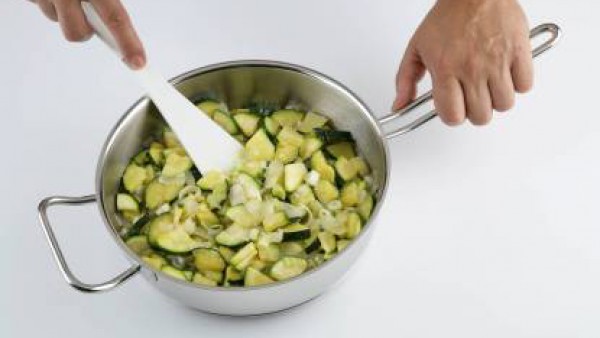 Calienta el aceite en una cazuela y rehoga primero la cebolla y el puerro. Añade la patata y el calabacín y rehoga unos 5 min más. Seguidamente vierte el agua y la pastilla de Avecrem y deja que hierv