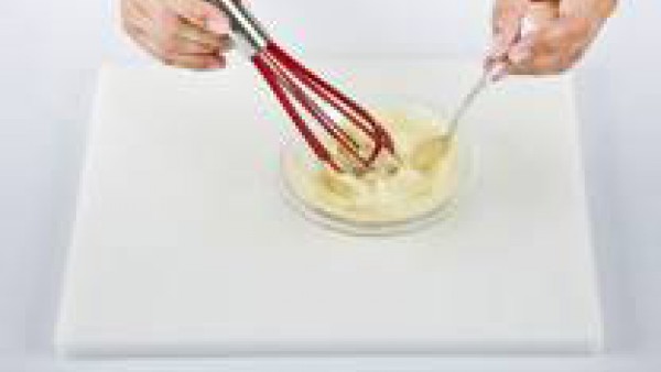 Mezcla la mayonesa con una cucharada de mostaza. Rellena los huevos con la ensalada de arroz y cúbrelos con la mayonesa de mostaza. Sírvelos con una anchoa encima y decóralos con unas hojas de berro f