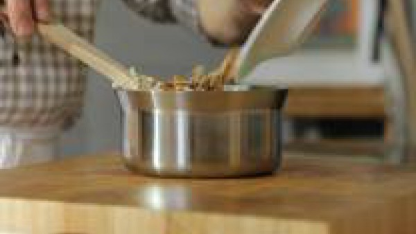Prepara el relleno: pon un cazo a calentar a fuego muy lento. Derrite en él la mantequilla y agrégale la harina, y deja cocer el roux durante 5 min.
