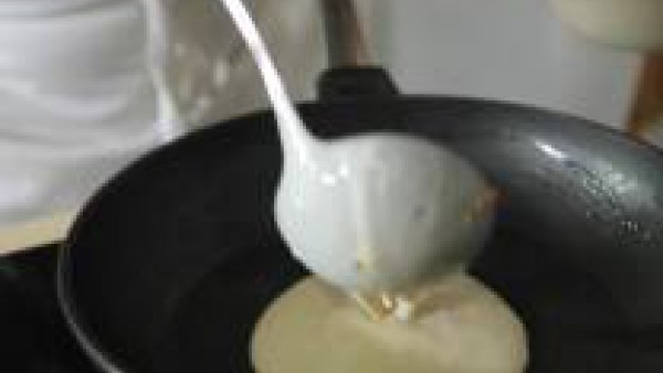 Moja el roux con la leche y la nata y el contenido del sobre de Crema de Champiñones Gallina Blanca. Sube un poco la intensidad del fuego y deja que el conjunto cuaje. Retira el recipiente del fuego.