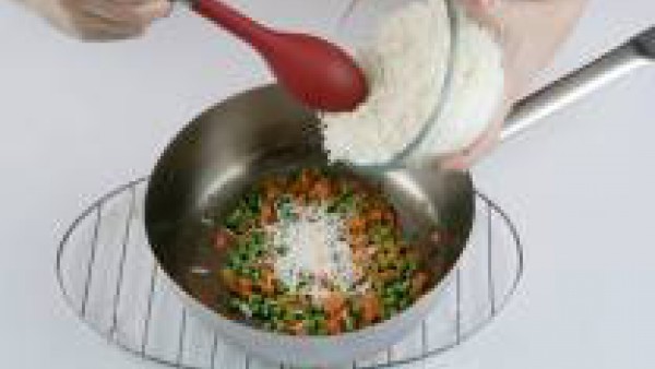 Añade el arroz, deja cocer 1 minuto, salpimiéntalo y sírvelo en boles aún caliente.