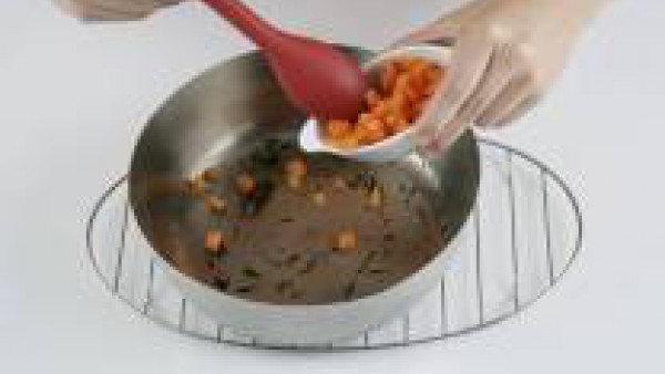 Añade la zanahoria y los guisantes cocidos, sofríelos 1 minuto.