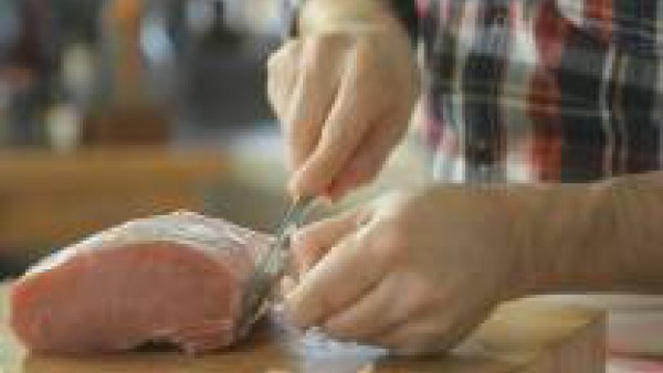 Limpia el exceso de grasa y piel del lomo: realiza incisiones en la parte externa de la carne; toma sólo la piel o la grasa y extráelas resiguiendo la superficie del lomo con el cuchillo, con cuidado 