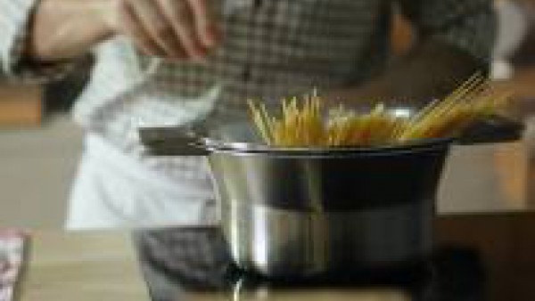 Hierve los espaguetis con agua abundante y sal. Una vez hervidos, escúrrelos y ponles la mantequilla antes de que se enfríen, para que no se peguen. 