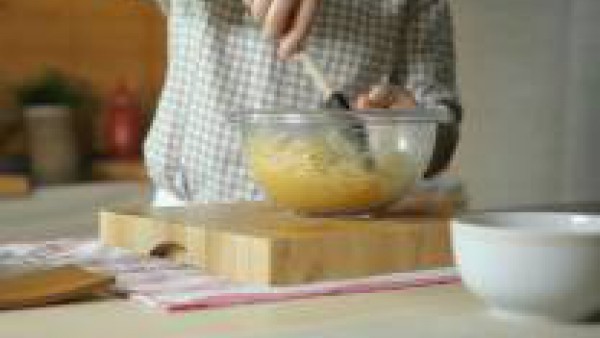 En un bol, echa los huevos sin cáscara y batidos y añade los espaguetis, el queso parmesano rallado, la sal, la pimienta y la cucharada de Avecrem Ajo y Perejil Granulado. Remueve hasta que quede una 