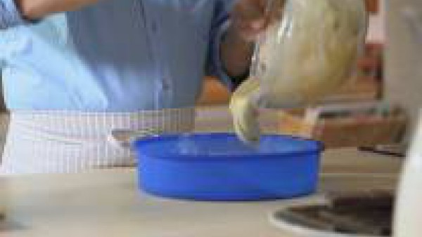 Pon la masa en un molde redondo, untado con mantequilla y harina previamente. Cuece el bizcocho a 180 ºC durante 30 min. Pincha el bizcocho con la punta de un cuchillo y, si sale limpia, es que está c