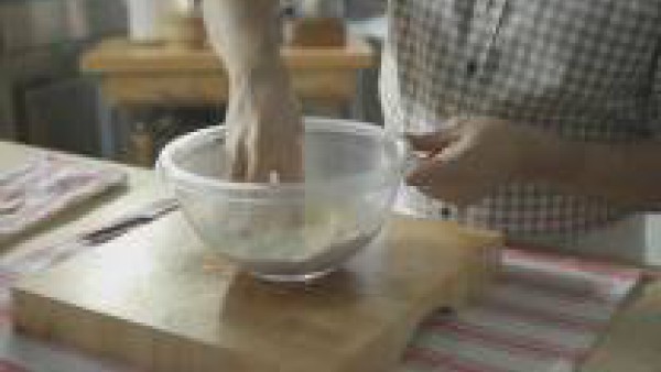 Trabaja los ingredientes con la punta de los dedos, hasta que consigas arenar la harina: se trata de ir envolviendo la mantequilla con los elementos secos como si se estuviese salando un ingrediente; 
