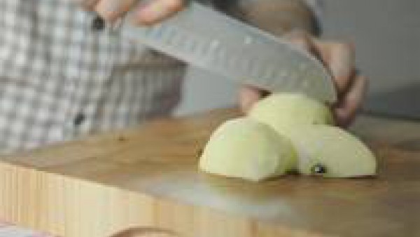 Prepara el relleno: Pela las manzanas con un pelador. Asegúrate de que quedan lisas, sin imperfecciones. Corta las manzanas en cuartos y retírales el corazón con las semillas.