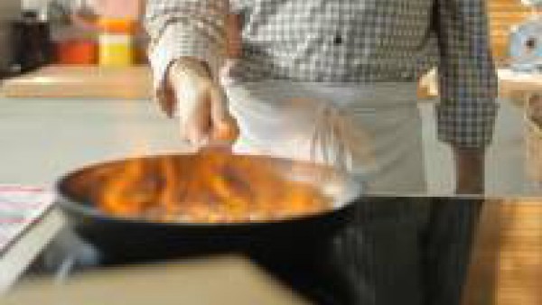 Prepara el relleno: Pica fino los hígados. Pon una sartén ancha a calentar a fuego fuerte con un chorrito de aceite de oliva. Saltea en ella los hígados junto con los frutos secos. Flamea con el coñac