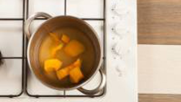 Deja cocer la calabaza en el agua junto con la pastilla de Avecrem 100% Natural 8 Verduras durante 20 minutos. 