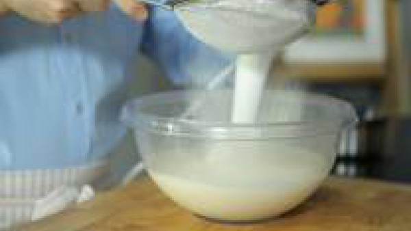 Prepara la masa de la crep: Coloca la leche y los huevos cascados en el vaso de la batidora. Ponla en funcionamiento y añade, poco a poco, la harina tamizada y el sobre de Crema de Champiñones Gallina