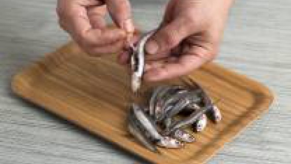 Limpia el pescado de tripas y sécalo con un papel de cocina.