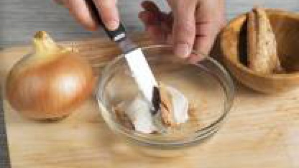 Mezcla en un bol el atún con el queso cremoso y la cebolleta cortada en daditos.