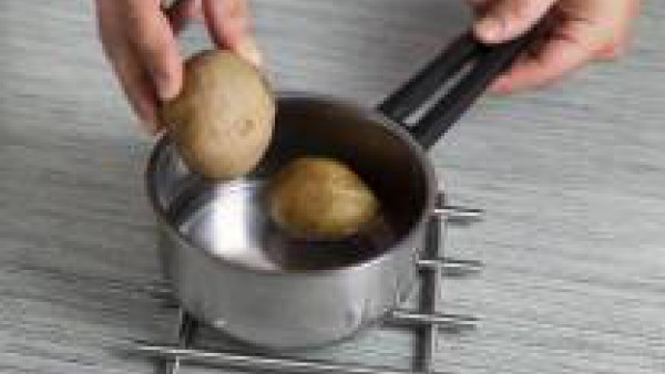 Pon a hervir las patatas enteras y con piel en agua con una pastilla de Avecrem Verduras -30% de Sal. Cuando estén hervidas, escúrreles el agua, pélalas y córtalas en rodajas finas.