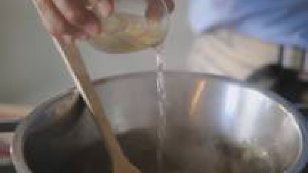 Pon a calentar a fuego medio-bajo una olla pequeña con la mantequilla y el aceite de oliva. Cuando la grasa esté fundida, añádele la cebolla y déjala cocer tapada hasta que se empiece a dorar.