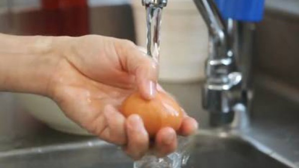 lava y cuece los huevos